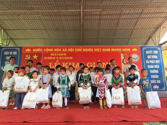 BABEENI GAVE GIFTS FOR CHILDREN ON BEGINNING OF SCHOOL YEAR AT SAPA & LAO CAI